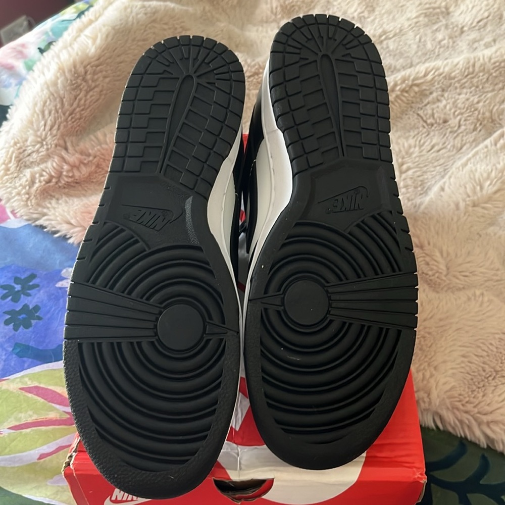 Brand new authentic Nike panda dunk low men’s size 11/women’s 12.5 in box! - Picture 6 of 6